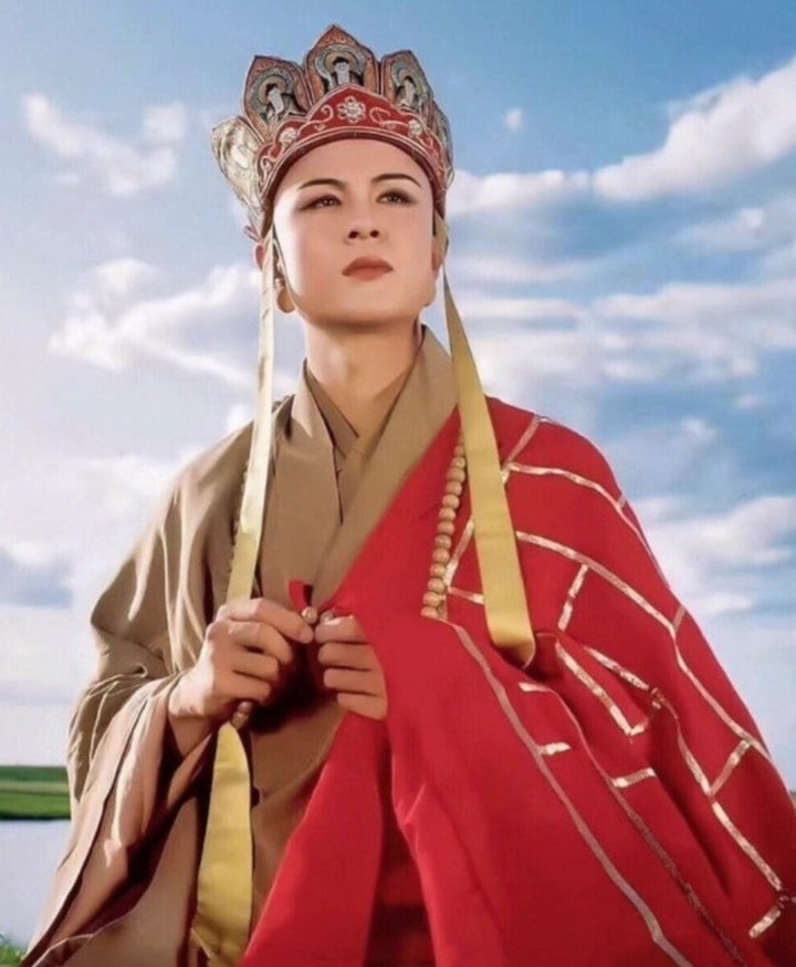 "Đường Tăng" Từ Thiếu Hoa nhận cát-xê 70 NDT/tập, thấy thấp hơn mức thù lao của Lục Tiểu Linh Đồng và Mã Đức Hoa. Đạo diễn Dương Khiết giải thích, Mã Đức Hoa và Lục Tiểu Linh Đồng được trả cao hơn vì phải hóa trang rất nhiều và phải thực hiện nhiều cảnh quay hành động mạo hiểm.