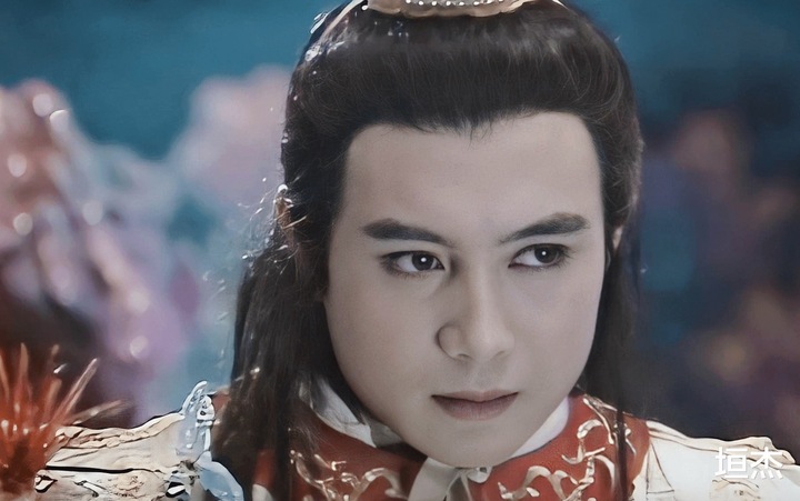 Trong khi dàn diễn viên chính của phim được trả cát-xê rất thấp thì người đóng vai Bạch Long Mã lại nhận được thù lao cao hơn hẳn. Dù chỉ xuất hiện trong 3 tập phim nhưng nam diễn viên Vương Bá Chiêu được trả hơn 500 NDT/tập, cao gấp 10 lần của Lục Tiểu Linh Đồng.