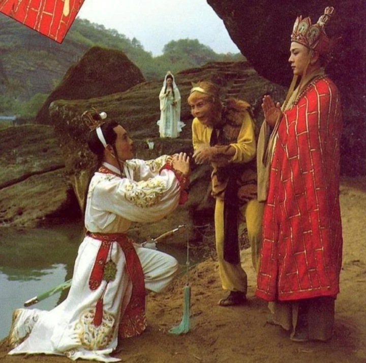 Vương Bá Chiêu cho hay, ban đầu ông không muốn nhận vai Bạch Long Mã nên đưa ra mức cát-xê cao để đạo diễn Dương Khiết phải rút lại lời mời. Tuy nhiên đạo diễn vẫn đồng ý vì đánh giá cao ngoại hình và danh tiếng của Vương Bá Chiêu. "Sau này khi có dịp gặp lại đạo diễn, tôi đều cúi đầu xin lỗi bà", Vương Bá Chiêu từng chia sẻ.