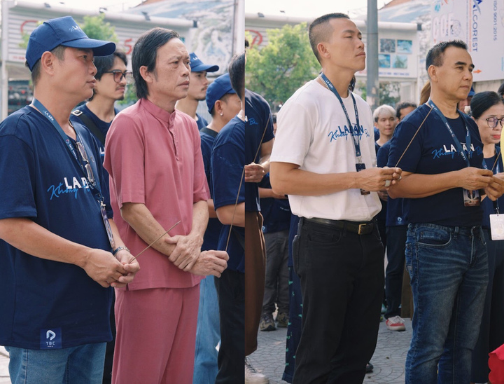 Hoài Linh và Quyền Linh tại buổi khai máy dự án.