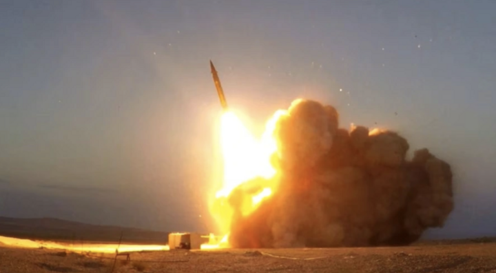 Tên lửa tầm nhiệt của Iran thách thức ưu thế không quân Mỹ. Ảnh: Reuters