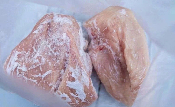 Thịt gà tươi thường có màu hồng nhạt.