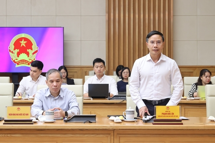 Thống đốc Ngân hàng Nhà nước Phạm Đức Ấn báo cáo tại cuộc làm việc. (Ảnh: VGP/Nhật Bắc)