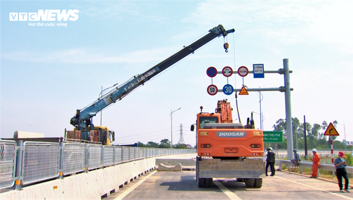 Chủ đầu tư ba dự án cao tốc Quảng Ngãi - Hoài Nhơn, Hoài Nhơn - Quy Nhơn, Quy Nhơn - Chí Thạnh tháo rào chắn tại các điểm, chính thức thông xe lúc 11h30 hôm nay.