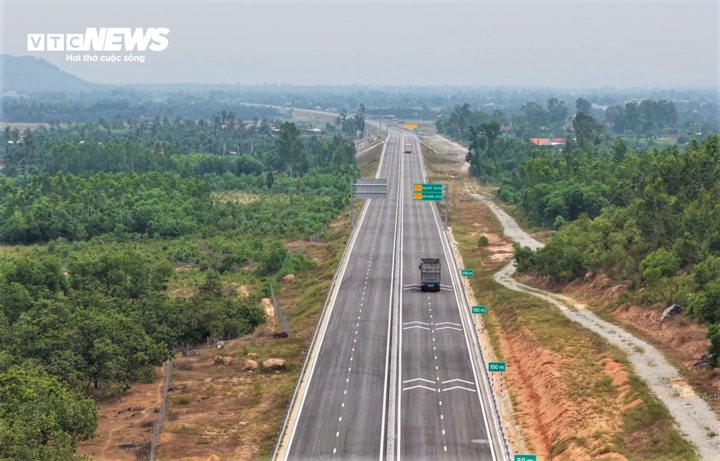 Ghi nhận sau khi thông xe trên toàn tuyến 3 dự án cao tốc, lượng xe di chuyển vẫn chưa có dấu hiệu tăng đột biến.