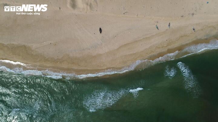 Tổng diện tích thực hiện dự án là 14,48 hecta, trong đó khu vực xây dựng chính rộng 1,42 ha. Không gian trung tâm được tổ chức thành ba khu chức năng gồm quảng trường hướng biển, công viên 1 và công viên 2, kết nối bằng hệ thống giao thông nội bộ và cầu đi bộ.