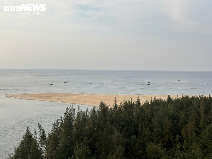 Điểm nhấn của dự án là quảng trường rộng hơn 5.000 m2, được lát đá granite kết hợp mảng xanh, tích hợp hệ thống chiếu sáng, cấp thoát nước đồng bộ.