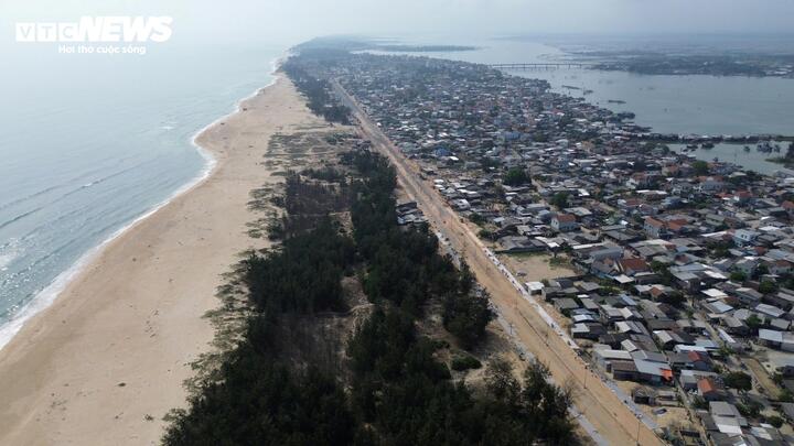 Khu vực này đồng thời được xây dựng tuyến kè biển dài khoảng 190 m bằng cọc bê tông dự ứng lực nhằm bảo vệ công trình và tạo không gian mở hướng ra biển. Khi hoàn thành, quảng trường sẽ trở thành nơi tổ chức các sự kiện văn hóa, lễ hội và hoạt động cộng đồng quy mô lớn.