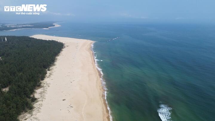 Bãi biển Thuận An là một trong những bãi biển đẹp một cách hoang sơ ở TP Huế với bãi cát trải dài và làn nước luôn trong xanh.