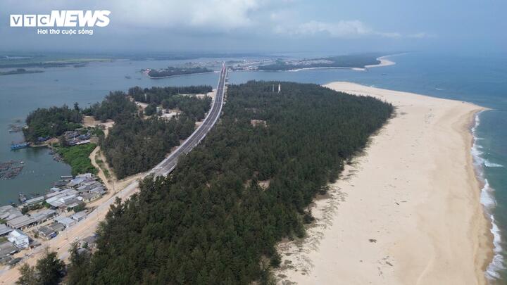 Hai khu công viên với tổng diện tích hơn 3.400 m2 được bố trí thành các không gian sinh hoạt ngoài trời, khu nghỉ ngơi, sân lát đá, thảm cỏ và hệ thống cây xanh.