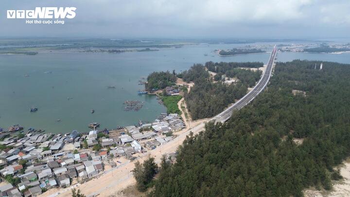 Tổng thể thể mặt bằng được kết nối bằng hệ thống giao thông nội bộ tiêu chuẩn đường phố với mặt đường bê tông xi măng, vỉa hè lát đá granite có lối tiếp cận cho người khuyết tật.