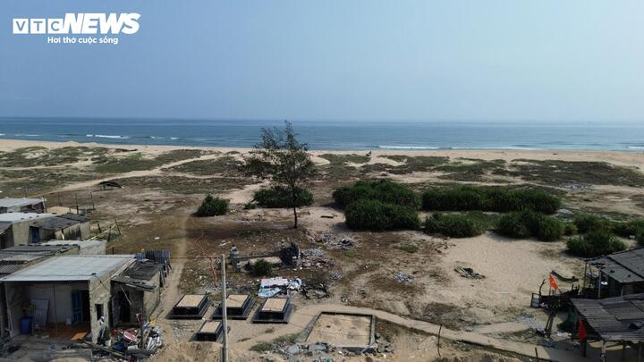 Bãi biển này nằm cách trung tâm hành chính TP Huế chỉ chưa đầy 15km. Dù được đánh giá là nhiều tiềm năng nhưng nhiều năm qua do hạn chế về hạ tầng giao thông kỹ thuật và thiếu không gian công cộng phục vụ du lịch.