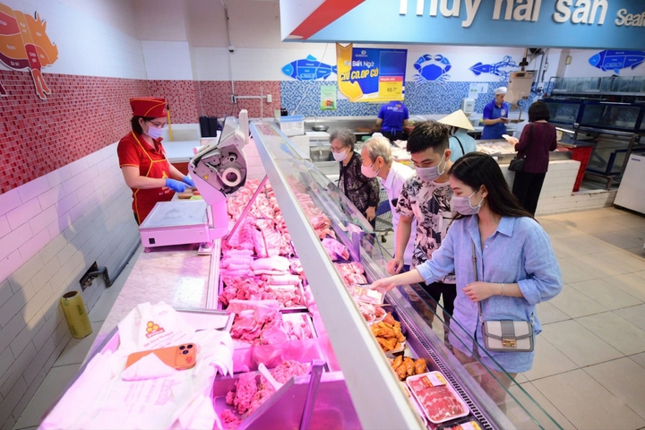 Thực phẩm tươi sống luôn được Co.opmart bổ sung liên tục trong mùa cao điểm.