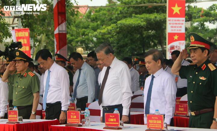 Tổng Bí thư, Chủ tịch nước và các thành viên trong đoàn công tác của Trung ương đang giành phút mặc niệm để tưởng niệm Chủ tịch Hồ Chí Minh vĩ đại, các anh hùng liệt sĩ đã hi sinh vì độc lập, tự do, thống nhất Tổ quốc. (Ảnh: BTC)