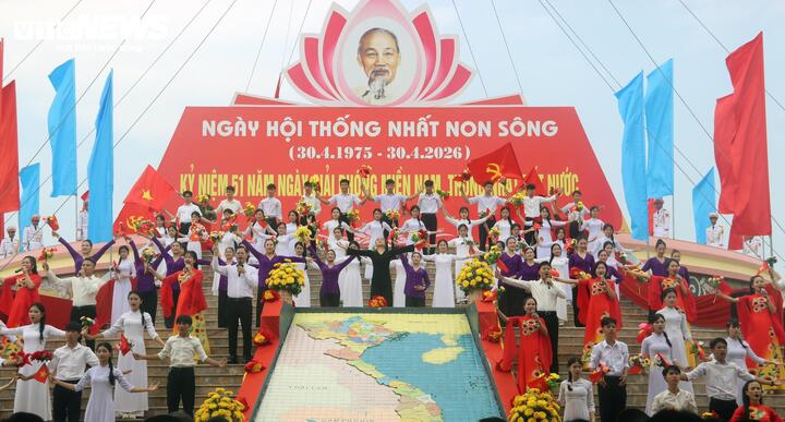 Lễ thượng cờ "Thống nhất non sông" tổ chức tại Khu di tích quốc gia đặc biệt Đôi bờ Hiền Lương - Bến Hải (tỉnh Quảng Trị). (Ảnh: BTC)