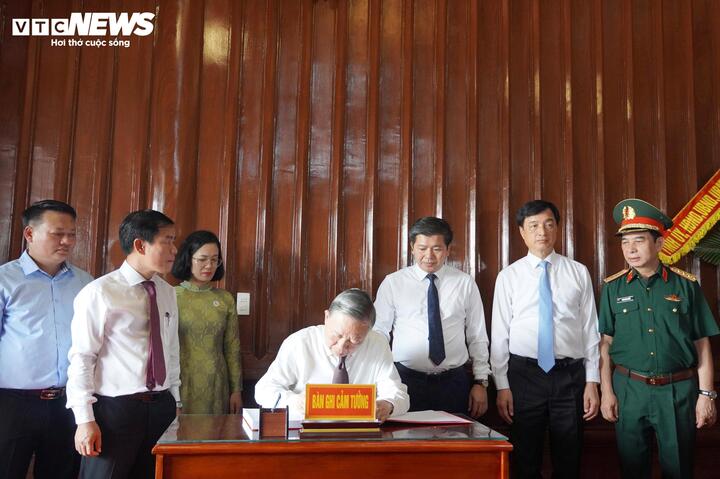 Tổng Bí thư, Chủ tịch nước Tô Lâm ghi lưu bút tại đền thờ trong Khu di tích Quốc gia đặc biệt Bến phà Gianh. (Ảnh: BTC)