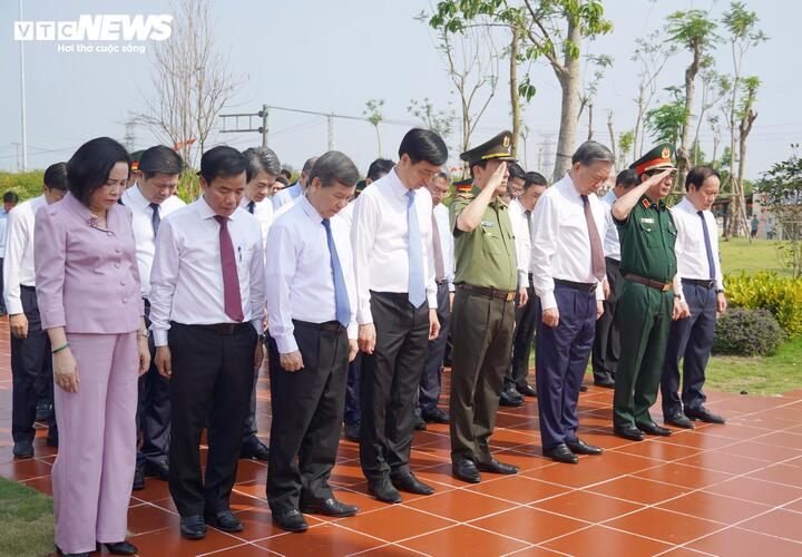 Tổng Bí thư, Chủ tịch nước Tô Lâm và đoàn công tác dâng hoa, dâng hương tưởng niệm tại Khu di tích Quốc gia đặc biệt Bến phà Gianh. (Ảnh: BTC)