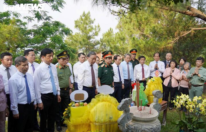 Tổng Bí thư, Chủ tịch nước Tô Lâm và đoàn công tác của Trung ương đến dâng hoa và dâng hương tưởng niệm tại Khu mộ Đại tướng Võ Nguyên Giáp. (Ảnh: BTC)