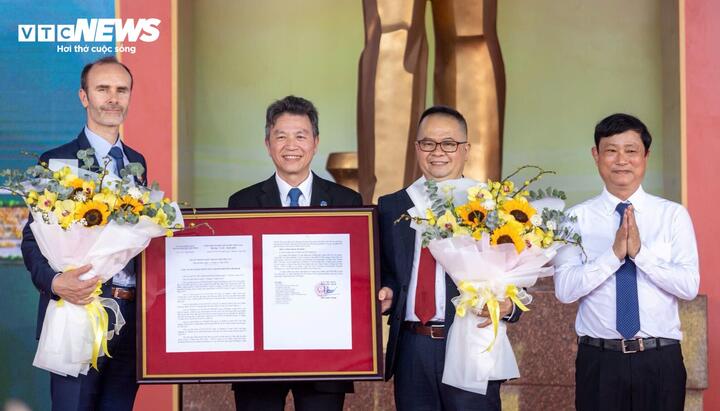 Ông Võ Văn Minh, Chủ tịch HĐND TP.HCM, trao Quyết định chấp thuận nhà đầu tư dự án Cảng trung chuyển quốc tế Cần Giờ cho đại diện liên danh các nhà đầu tư, gồm ông Romain Simon, Giám đốc Đầu tư Công ty Terminal Investment Limited Holding S.A. và ông Lê Anh Sơn, Tổng giám đốc Tổng Công ty Hàng hải Việt Nam, cùng ông Nguyễn Lê Chơn Tâm, Tổng Giám đốc CTCP Cảng Sài Gòn.