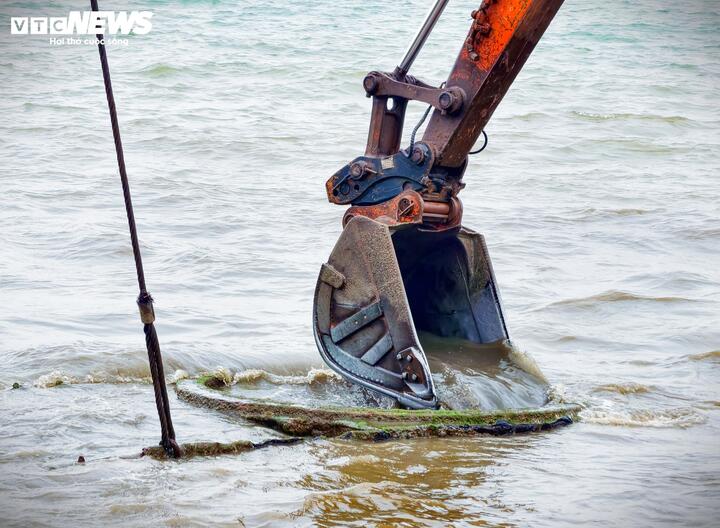Vì bị chôn vùi dưới cát biển quá lâu nên việc trục vớt vật thể chính gặp nhiều khó khăn. Nhiều giờ trôi qua, các chiến sỹ tìm mọi cách để thực hiện.