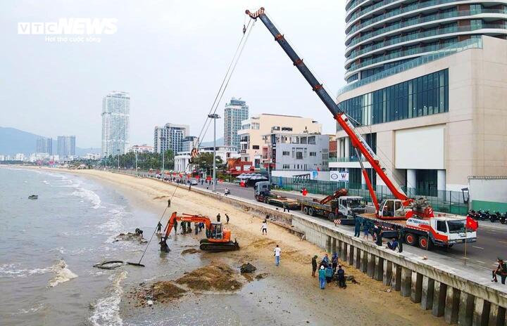 Hiện trường trục vớt khối thép khổng lồ được cho là xe tăng M-41 vùi lấp hơn nửa thế kỷ ở bờ biển Quy Nhơn.