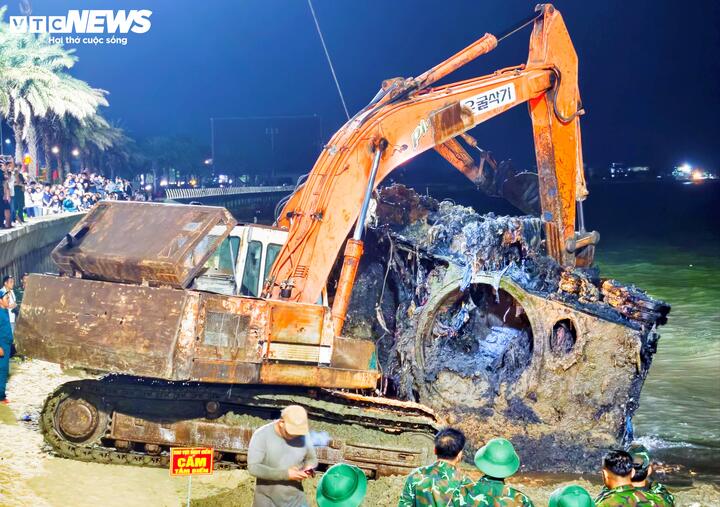 Khối thép khổng lồ trục vớt lên trong tình trạng gỉ sét, hư hại do nước biển ăn mòn. Đây được cho là xác xe tăng M-41 Walker Bulldog, một loại thiết giáp hạng nhẹ phổ biến nhất mà quân đội Mỹ trang bị cho quân đội chế độ cũ ở miền Nam trong chiến tranh tại Việt Nam.