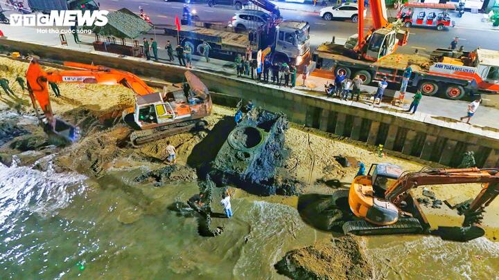 "Lực lượng sẽ triển khai cần cẩu, phương tiện chuyên dụng để di chuyển vật thể về trạm sửa chữa tổng hợp của Bộ Chỉ huy Quân sự tỉnh Gia Lai", Đại tá Nguyễn Xuân Sơn thông tin.