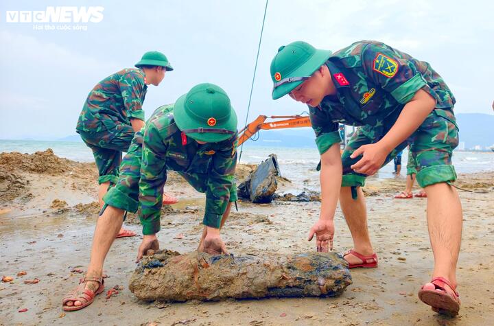 Những khối thép này được cho là bộ phận của vật thể chính bị nước biển ăn mòn rơi ra ngoài, trọng lượng tầm 2 người khiêng, được đưa lên bờ.