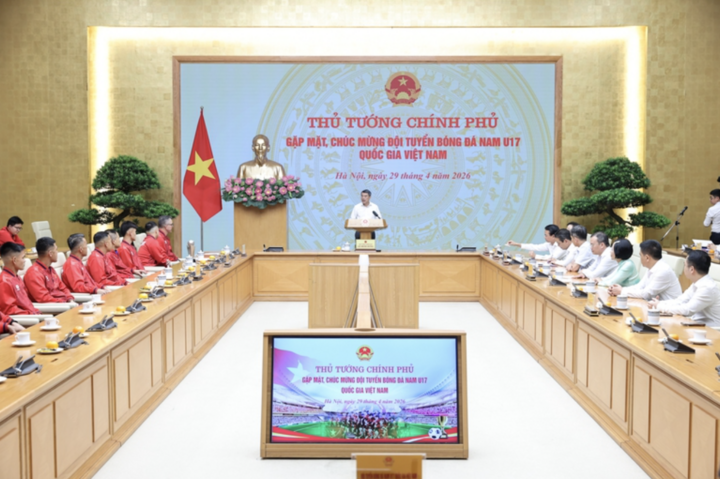Thủ tướng Lê Minh Hưng gặp mặt, biểu dương Ban huấn luyện và các cầu thủ đội tuyển bóng đá nam U17 - Ảnh: VGP/Nhật Bắc