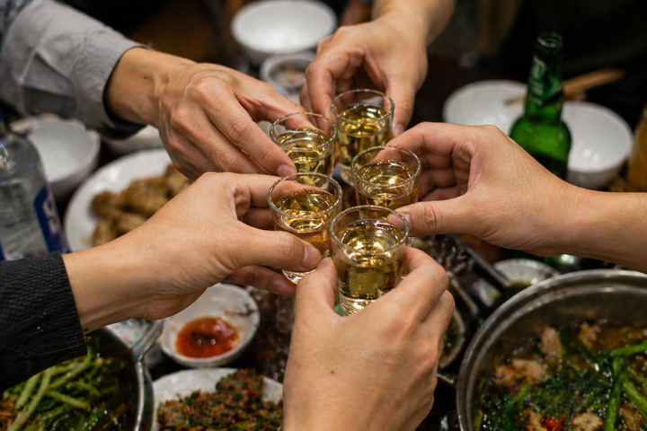 Bác sĩ khuyến cáo, người dân nên uống rượu bia có kiểm soát trong kỳ nghỉ lễ.
