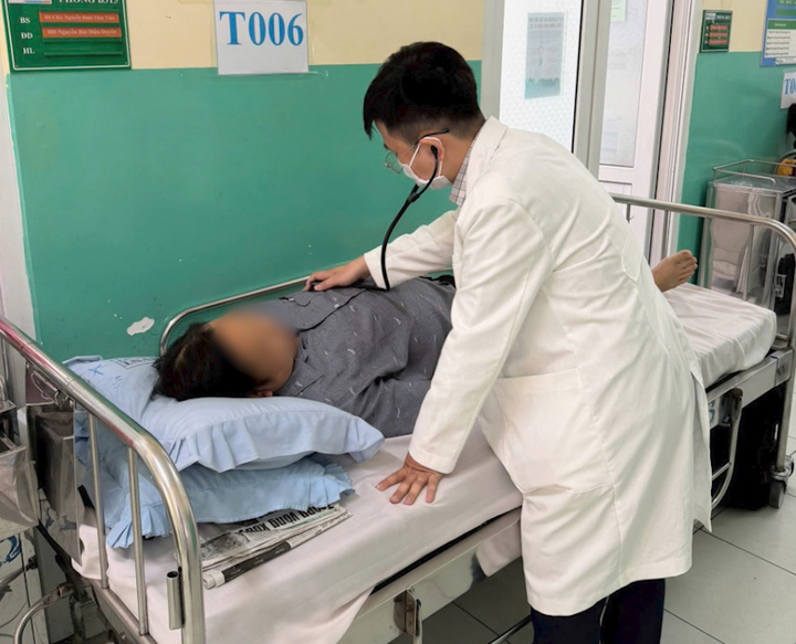 Bệnh nhân viêm gan do uống nhiều rượu bia kéo dài điều trị tại Bệnh viện Nguyễn Trãi. (Ảnh: BVCC)