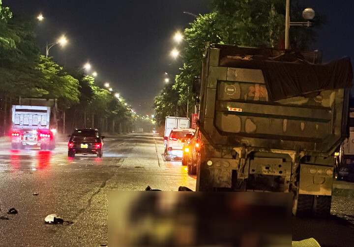 Hiện trường vụ tai nạn giữa xe ben và xe máy khiến 2 người thiệt mạng.