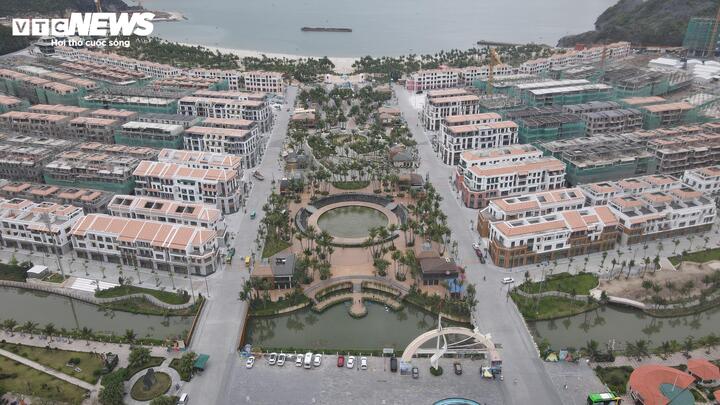 Dự án được định hướng trở thành khu du lịch xanh, kiến tạo môi trường sống sinh thái với không khí trong lành và cảnh quan khoáng đạt giữa không gian vịnh biển rộng mở. Điểm nhấn là hệ thống công viên nội khu phủ sắc xanh khắp dự án, góp phần định hình phong cách sống gần gũi thiên nhiên.