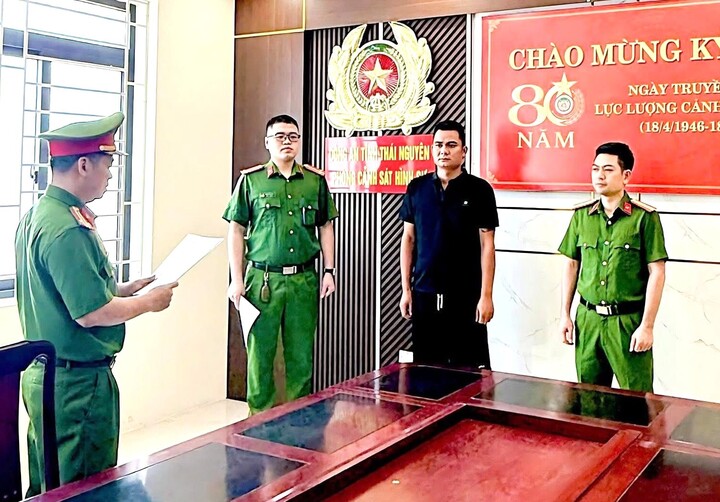 Công an tỉnh Thái Nguyên đọc lệnh bắt tạm giam đối với Hoàng Trọng Tuân.