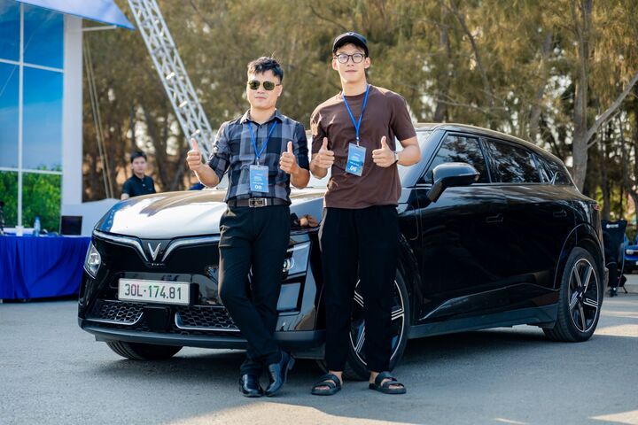 Anh Lê Trung Tín (áo nâu) cho biết sẽ cân nhắc VF 7 là mẫu xe đầu tiên.