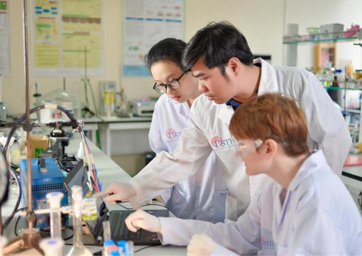 Bộ GD&ĐT dự kiến cấp học bổng 37-55 triệu đồng/năm cho sinh viên 15 ngành. (Ảnh minh họa: Moet)