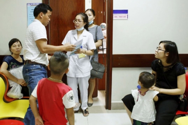 Con ốm, cả bố và mẹ cùng được nghỉ chăm con và đều được hưởng BHXH (Ảnh minh họa)