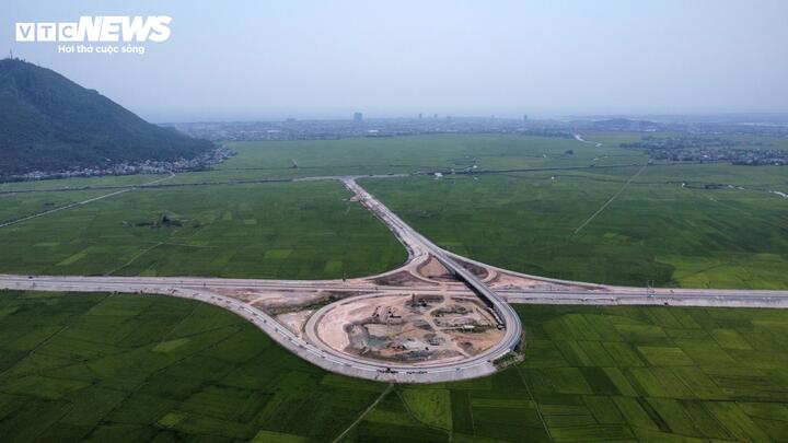 Trong khi tuyến cao tốc Bắc - Nam đoạn Quảng Ngãi - Gia Lai đã được đưa vào khai thác từ ngày 29/4, đoạn cao tốc qua địa bàn Đắk Lắk tiếp tục lỡ hẹn so với kế hoạch đề ra, chỉ thông 58/90 km trên tổng tuyến đường.