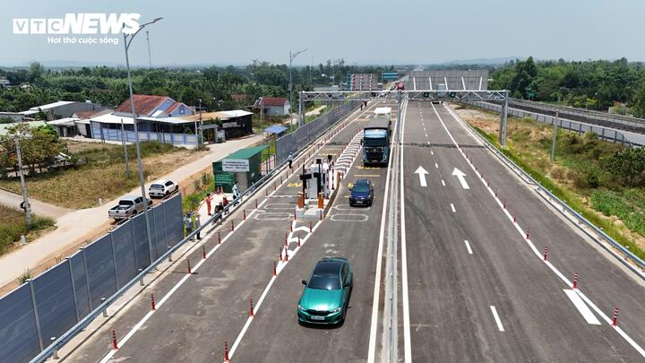 Ban Quản lý dự án 2 (Bộ Xây dựng) vừa phối hợp cùng các đơn vị liên quan tổ chức thông xe, đưa tuyến cao tốc Quảng Ngãi - Hoài Nhơn vào khai thác.