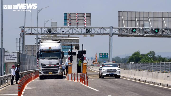 Được biết, cao tốc Quảng Ngãi - Hoài Nhơn hiện chưa thu phí. Trên đoạn tuyến có một trạm thu phí tại Km1050+600 nhưng là trạm thu phí tạm phục vụ thu phí khép kín cho tuyến cao tốc Đà Nẵng - Quảng Ngãi.