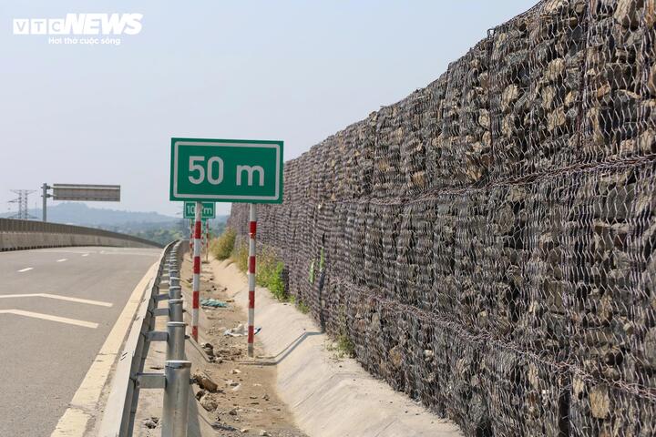 Phần còn lại dài khoảng 24km đang được đẩy nhanh tiến độ, dự kiến hoàn thành vào ngày 10/5. Tuy nhiên, tiến độ bị ảnh hưởng do sự cố sạt trượt taluy tại khu vực Km10+740 - Km11+360 sau đợt mưa lũ lớn tháng 11/2025.