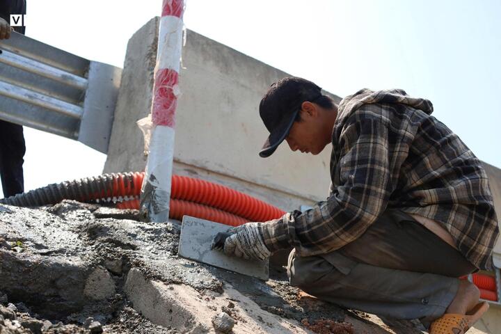 Theo chủ đầu tư, việc xử lý sạt trượt buộc phải điều chỉnh thiết kế, đồng thời phát sinh thêm khối lượng giải phóng mặt bằng. Đến nay, địa phương vẫn chưa bàn giao đầy đủ mặt bằng khu vực này, khiến nhà thầu chưa thể thi công khắc phục theo phương án mới, ảnh hưởng đến an toàn khai thác.