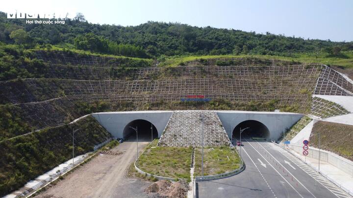 Tuyến cao tốc được khởi công đầu năm 2023 và dự kiến hoàn thành dịp 30/4 này nhưng lại tiếp tục "lỡ hẹn".