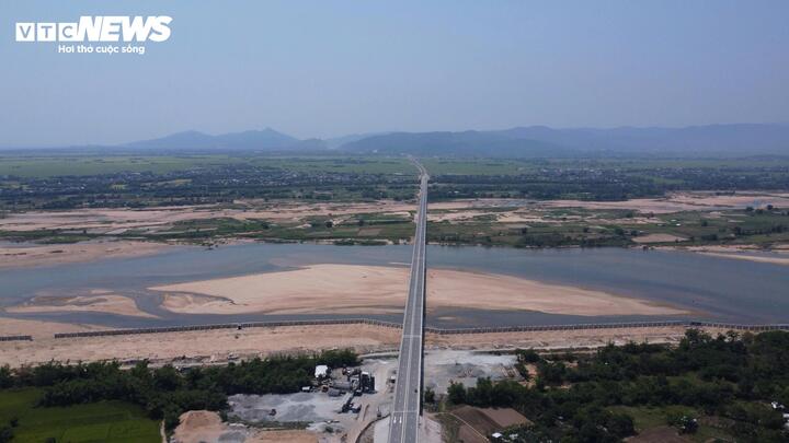 Đại diện chủ đầu tư cho biết dự kiến đến ngày 5/5, công tác chi trả đền bù hoàn tất, người dân sẽ bàn giao mặt bằng để triển khai xử lý dứt điểm các điểm sạt trượt.