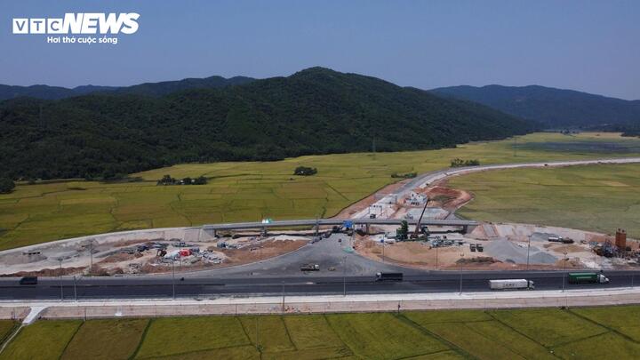 Dự án cao tốc Chí Thạnh - Vân Phong (thuộc tuyến cao tốc Bắc - Nam) dài hơn 48km, đi qua nhiều xã, phường của tỉnh Phú Yên (cũ), nay là tỉnh Đắk Lắk. Công trình này có tổng mức đầu tư gần 10.800 tỷ đồng, do Ban Quản lý dự án 7 (Bộ Xây dựng) làm chủ đầu tư.