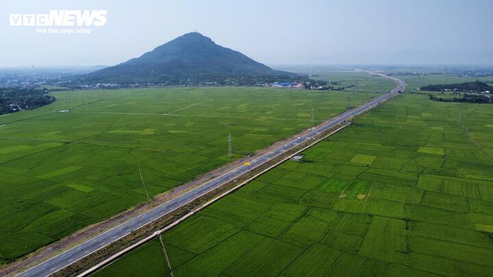 Cụ thể, trên tuyến có hai nút giao liên thông được đưa vào khai thác gồm nút giao Chí Thạnh (Km1278+177) và nút giao Nguyễn Hữu Thọ (Km1301+000).