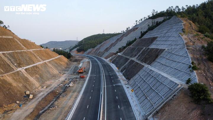 Phần còn lại 12km của dự án vẫn chưa thể triển khai do vướng mặt bằng khoảng 900m đường gom tại xã Xuân Lộc, liên quan đến 11 cá nhân, tổ chức. Theo chủ đầu tư, sau khi được bàn giao mặt bằng, đơn vị thi công cần gần 1 tháng để hoàn thiện, đảm bảo điều kiện khai thác an toàn.