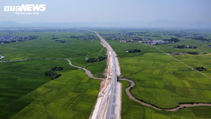 Trong khi đó, khu trạm dừng nghỉ tại Km41+500 qua xã Xuân Thọ cơ bản đã hoàn thành các hạng mục thiết yếu như nhà vệ sinh, đường dẫn phục vụ phương tiện.