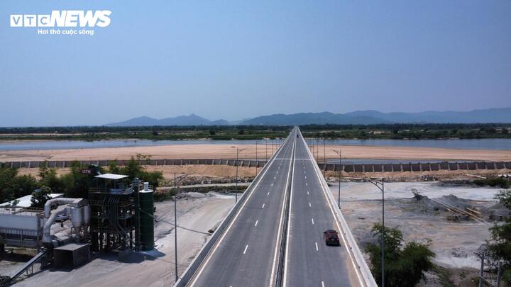 Cụ thể, hai dự án thành phần Quy Nhơn - Chí Thạnh và Chí Thạnh - Vân Phong đều không thể hoàn thành toàn tuyến như cam kết, dù trước đó được yêu cầu thông tuyến vào cuối tháng 3/2026 và phấn đấu hoàn thành trong tháng 4/2026.