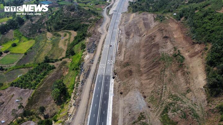 Ông Phạm Trường Vũ, Giám đốc dự án cao tốc thành phần Chí Thạnh - Vân Phong, cho biết trong quá trình thi công, các đơn vị gặp nhiều khó khăn về giải phóng mặt bằng, cấp phép mỏ vật liệu, ảnh hưởng của mưa lũ lịch sử vào tháng 11/2025 và gần đây là giá nhiên, vật liệu tăng cao. Tuy nhiên, với nỗ lực của cơ quan quản lý và nhà thầu, đến nay các hạng mục đã cơ bản hoàn thiện.